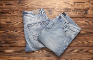 Ahşap arka planda mavi kot pantolon