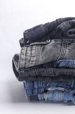 Beyaz arka planda bir sürü kot pantolon