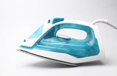 Beyaz arka planda ütü yapmak için modern demir