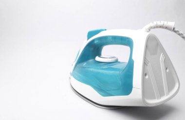 Beyaz arka planda ütü yapmak için modern demir