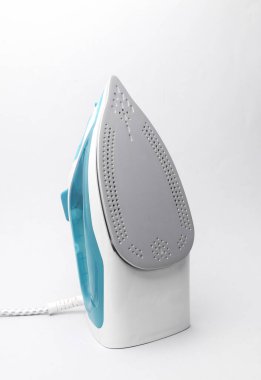 Beyaz arka planda ütü yapmak için modern demir