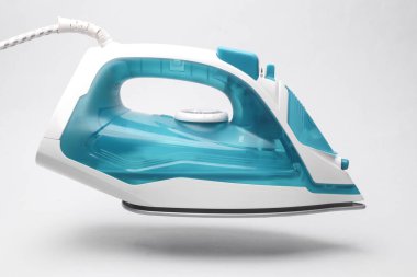 Beyaz arka planda ütü yapmak için yüzen modern demir