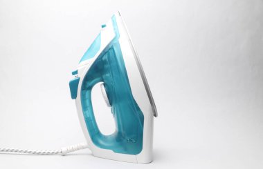 Beyaz arka planda ütü yapmak için modern demir