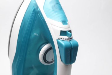 Beyaz arkaplanda yakın plan detayları ütülemek için modern ütü