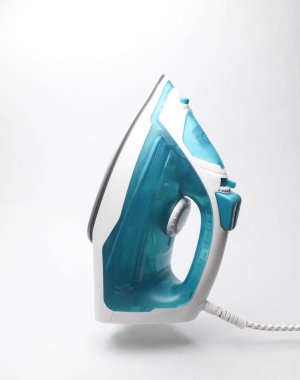 Beyaz arka planda ütü yapmak için modern demir