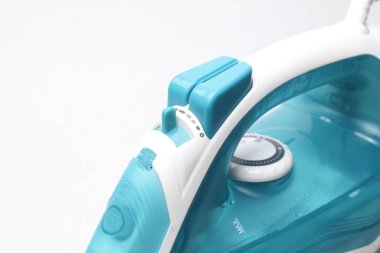 Beyaz arkaplanda yakın plan detayları ütülemek için modern ütü