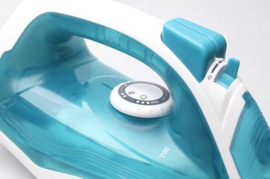 Beyaz arkaplanda yakın plan detayları ütülemek için modern ütü