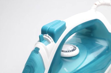 Beyaz arkaplanda yakın plan detayları ütülemek için modern ütü