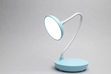 Gri arkaplanda esnek kablosuz lamba