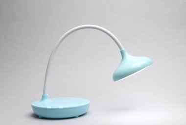 Gri arkaplanda esnek kablosuz lamba