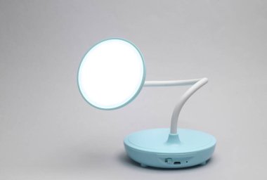 Gri arkaplanda esnek kablosuz lamba