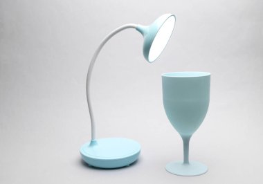 Gri arka planı camlı, esnek kablosuz lamba.