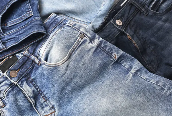 Bir sürü değişik moda kot pantolon çeşitleri.