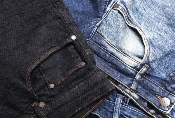 Bir sürü değişik moda kot pantolon çeşitleri.