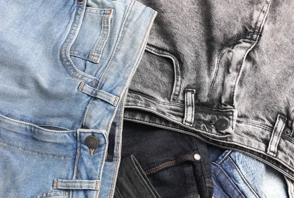 Bir sürü değişik moda kot pantolon çeşitleri.