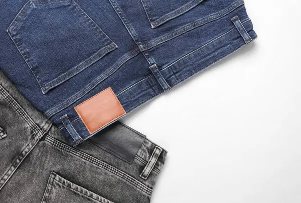 Beyaz arka planda mavi ve gri kotlar