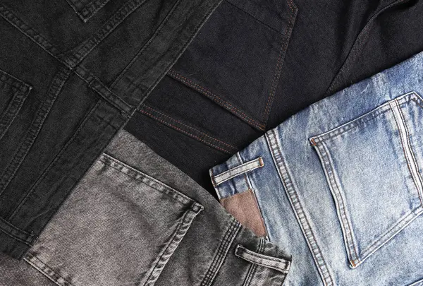 Bir sürü değişik moda kot pantolon çeşitleri.