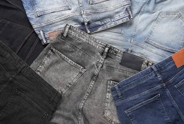 Bir sürü değişik moda kot pantolon çeşitleri.