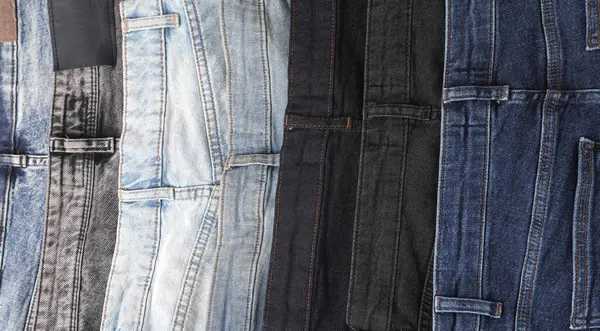 Bir sürü değişik moda kot pantolon çeşitleri.