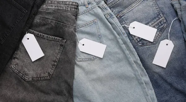 Beyaz etiketli bir sürü kot pantolon. Üst görünüm