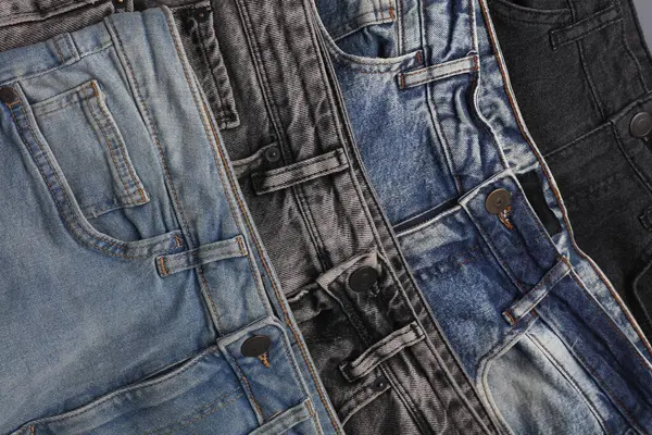 Birçok kot pantolon dokuyu kapatır