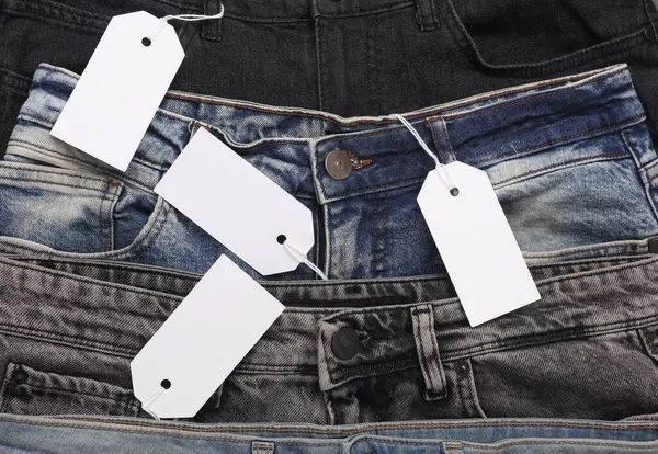 Beyaz etiketli bir sürü kot pantolon. Üst görünüm