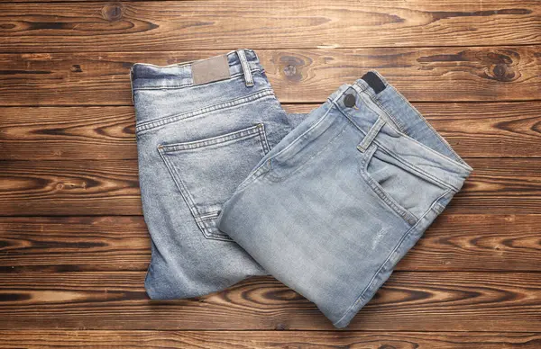 Ahşap arka planda mavi kot pantolon