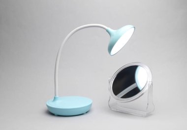 Aynalı LED masa lambası, gri arkaplan