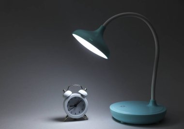 LED masa lambası çalar saati aydınlatır. Enerji tasarrufu, elektrik kesintisi