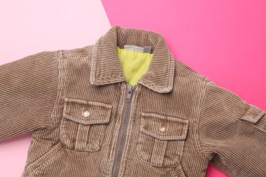 Pembe arka planda çocukların kadife ceketi. Üst görünüm