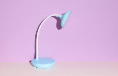 Mor arkaplanda masaüstü kablosuz esnek LED lambası