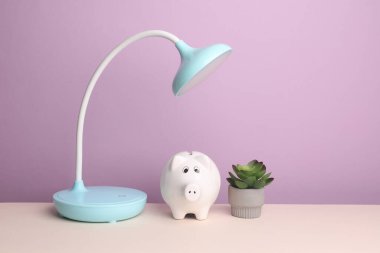 Domuz kumbaralı LED masa lambası. Enerji tasarrufu