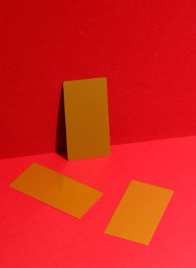 Kırmızı arkaplanda altın kartvizitler