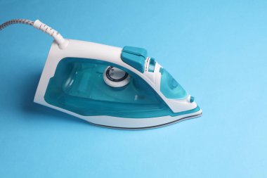 Mavi arka planda modern demir. Üst görünüm