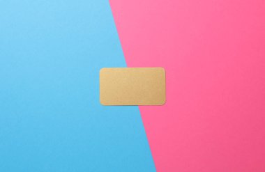 Mavi-pembe arka planda altın banka kartı