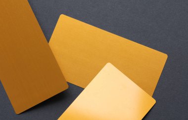 Koyu gri arkaplanda altın kartvizitler.