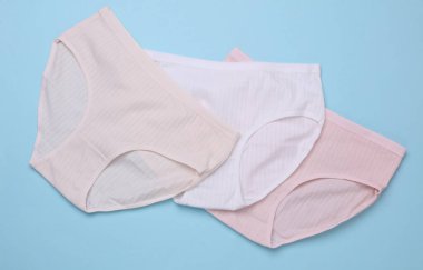 Mavi pastel arka planda kadınların rahat iç çamaşırları.