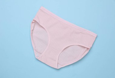 Mavi renkli arka planda kadınların rahat iç çamaşırları.