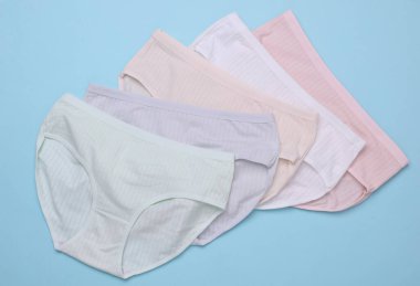 Mavi pastel arka planda kadınların rahat iç çamaşırları.