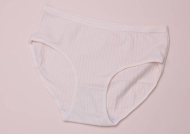 Bej renkli pastel arka planda kadınların rahat iç çamaşırları