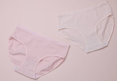 Bej renkli pastel arka planda kadınların rahat iç çamaşırları.