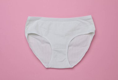 Pembe renkli arka planda kadınların rahat iç çamaşırları.