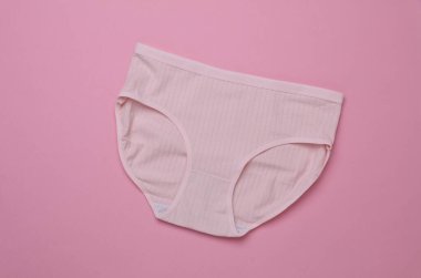 Pembe renkli arka planda kadınların rahat iç çamaşırları.