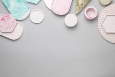 Alçı geometrik şekiller, gri arkaplanda tepsiler