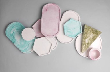 Alçı geometrik şekiller, gri arkaplanda tepsiler