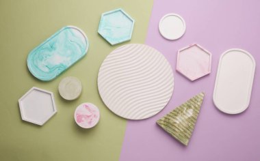 Alçı geometrik şekiller, mor yeşil arka planda tepsiler. Üst görünüm