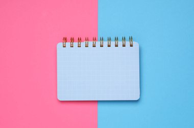 Mavi-pembe arka planda bir not. Üst görünüm