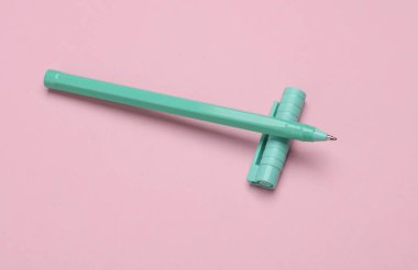 Pembe arkaplanda yeşil kalem.