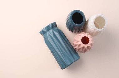Bej arka planda İskandinav tarzında minimalist vazolar. Üst görünüm