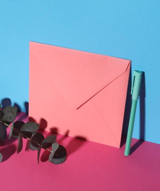 Pembe bir zarf, üzerinde mavi-pembe bir okaliptüs var.